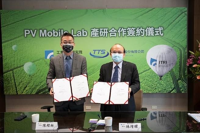 （工研院攜手天行能源打造全臺唯一行動式太陽光電測試車，預計最快於今年7月上路，以提供國內業者實驗室等級之太陽能發電模組現場檢測及電站維運服務，確保太陽光電模組之品質與效能。右為工研院量測中心執行長林增耀、左為天行能源董事長陳楷林。袁顥庭攝）