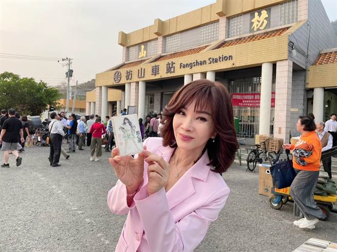 陳美鳳「愛買鳳」沿路掃貨，想外帶藍心湄絕版卡帶。（民視提供）