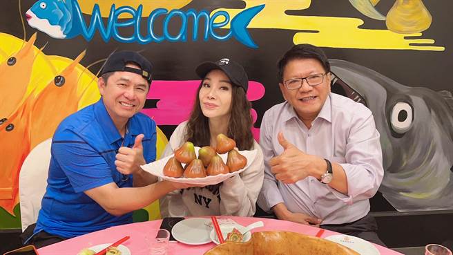 洪都拉斯、陳美鳳開心跟屏東縣長潘孟安（右一）合影。（民視提供）