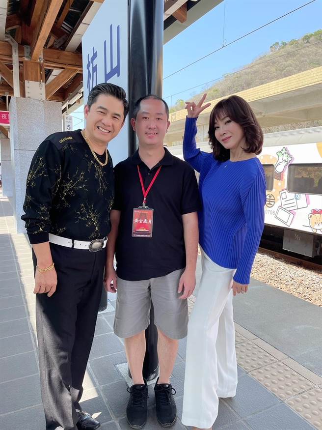洪都拉斯（左起）、台語指導老師林良儒、陳美鳳開心在枋山車站合影。（民視提供）