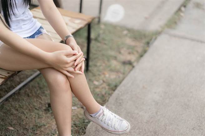 这姿势比翘脚更伤腰和骨盆，你现在可能就是这么坐！(示意图/Shutterstock)