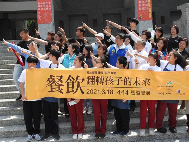 益品书屋提供精选世界各国的400本餐饮精装书，充实这场为期一个月的主题书展，让偏乡孩子也能藉由餐饮，翻转自己的未来。（黄立杰摄）