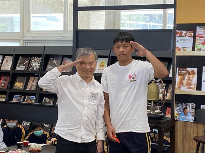 王品集团创办人戴胜益（左），亲自前往书展开幕，除当场致赠奖学金红包鼓励表演自弹自唱的同学，也分享多年经营王品集团的心得。（黄立杰摄）