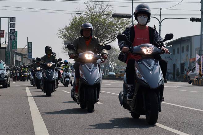 卢广仲今早与不老骑士从台中骑到彰化。（弘道老人福利基金会提供）