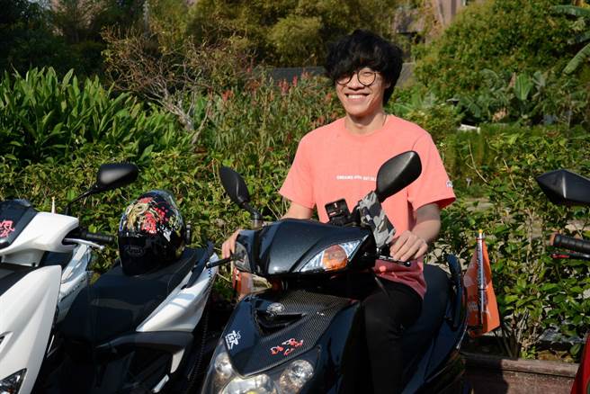 卢广仲今早与不老骑士从台中骑到彰化。（弘道老人福利基金会提供）