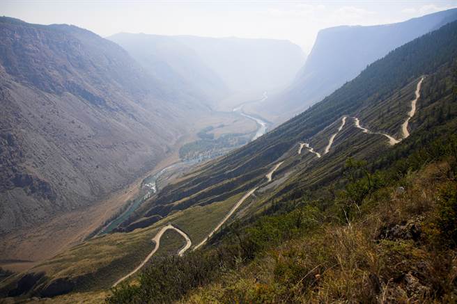 重庆市石柱七曜山上的「刀片天路」，按照山脊所建，因此两侧皆为悬崖，让人看了直发抖。(示意图/达志影像)