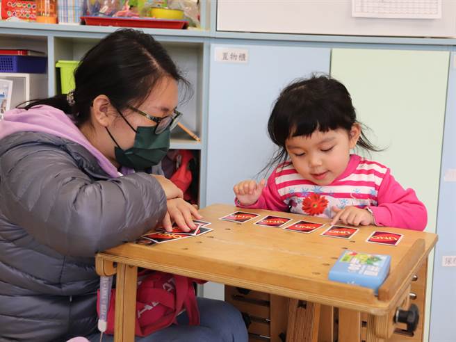 小薰媽媽的女兒出生不到1個月其孩子基因就篩檢患有「脊髓性肌肉萎縮症」。（心路基金會提供／林良齊台北傳真）