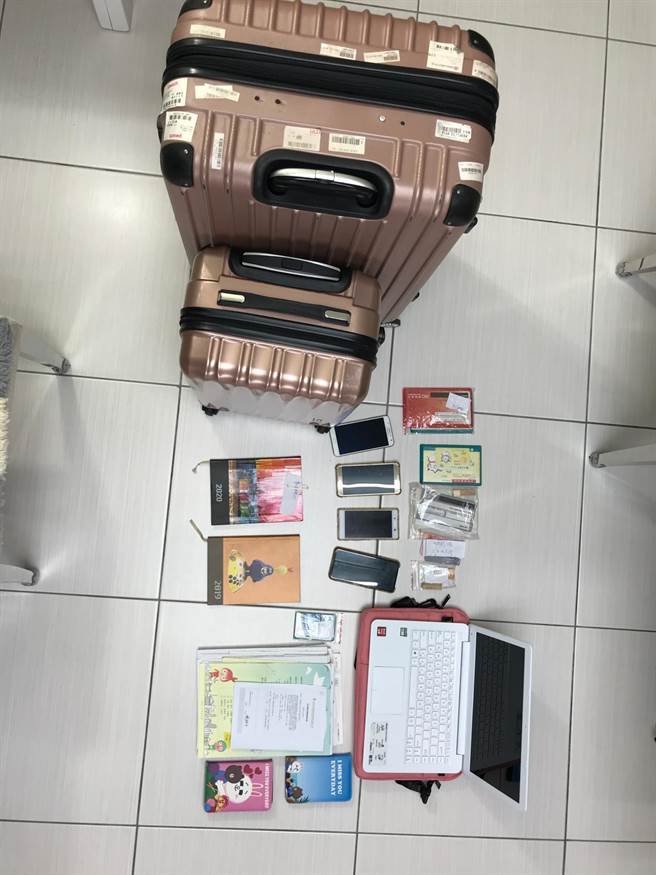 警方查扣到手机、笔电、金融存簿、个人印鑑、行李箱等赃证物。（翻摄照片／林郁平台北传真）