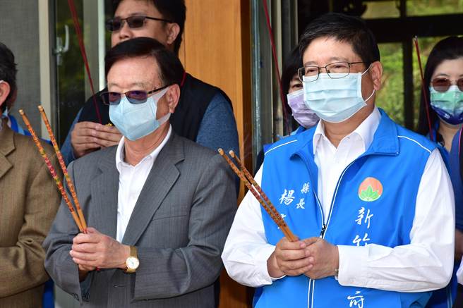 县长杨文科（右）和联电荣誉副董事长宣明智（左）在仙爷庙祈雨，希望早日降雨，解除旱象。（罗浚滨摄）