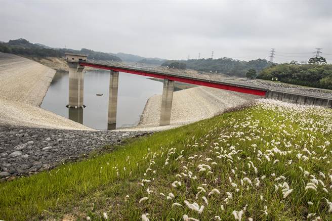 宝二水库蓄水量跌破一成。（罗浚滨摄）  