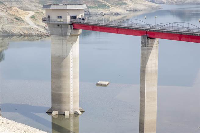 宝二水库蓄取水塔标尺显示只剩10米就探底。（罗浚滨摄）