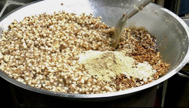 老板是台南人，喜欢偏甜的口味，但为了符合北部人的喜好，他便调出大家都能接受的完美比例。(摄影/吴振煌)