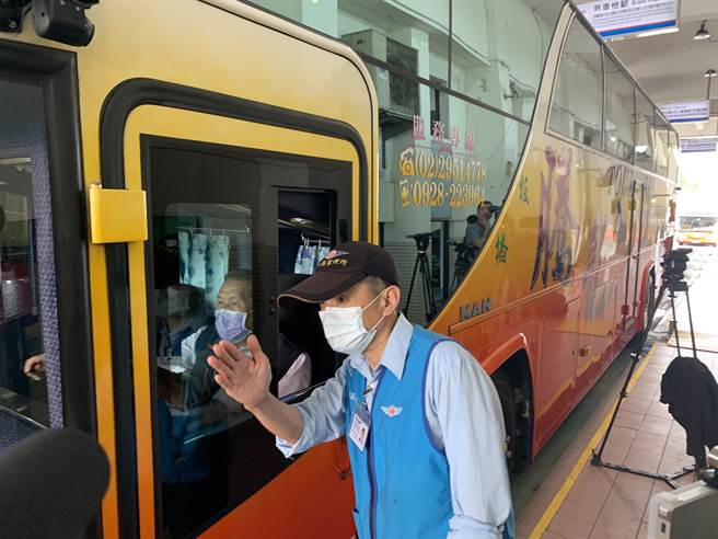 腾龙16辆游览车与司机到台北区监理所接受复检。（许哲瑗摄）