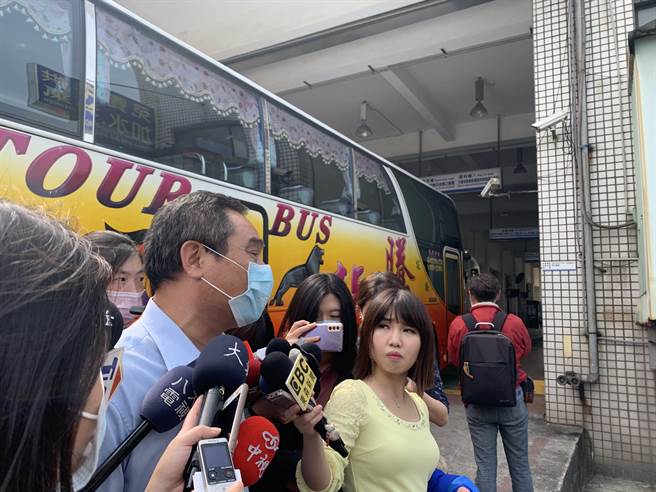 负责人陈聪腾出面受访，深深一鞠躬向罹难者、伤者与家属致歉。（许哲瑗摄）