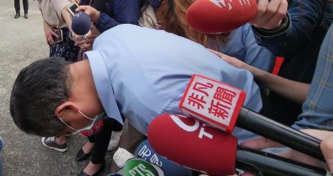 负责人陈聪腾出面受访，深深一鞠躬向罹难者、伤者与家属致歉。（许哲瑗摄）