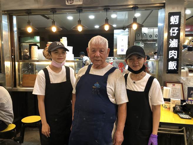 滷肉饭已经传承三代，年轻的老板也不断开发新客群。(图左第三代吴芊仪、图中第一代吴黄义、图右周育妙)(摄影/陈盈臻)