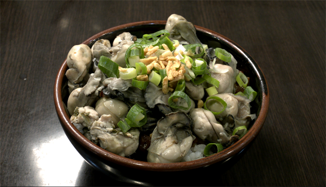 鲜蚵滷肉盖饭，保留阿公原本的口味，再加上肥美的东石鲜蚵做搭配，口感吃起来更为清爽。(摄影/吴振煌)