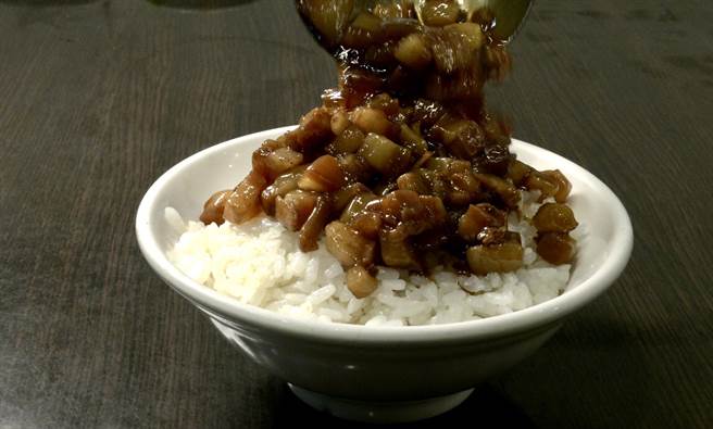 华西街有间开了50年的滷肉饭老店，特别的是滷汁带有微甜的香气。(摄影/吴振煌)
