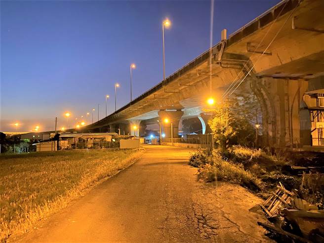 台中市府建設局為偏鄉點燈2500盞，讓市民回家的路更暖。（盧金足攝）