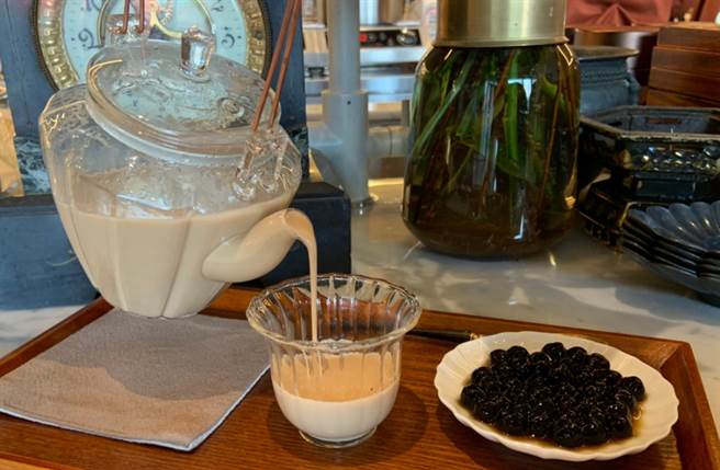 使用3种台湾茶叶独家浸制的「茗璐邸特调奶茶」，茶香浓郁、口感醇厚，内用更能免费加珍珠，令人一喝上瘾。（图／杨婕安摄）