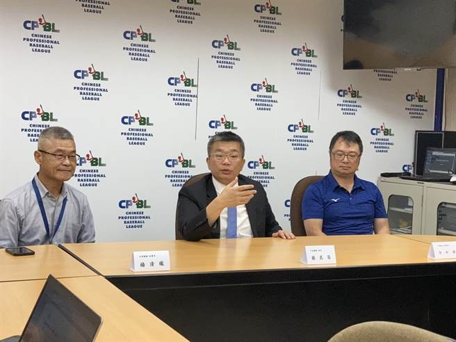 中職會長蔡其昌(中)主張6搶1外隊來台都要接受14天隔離。（鄧心瑜攝）