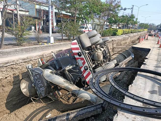 自来公司申请道路挖掘，芬园乡彰南路预拌混泥土车翻覆。（民眾提供／吴敏菁彰化传真）