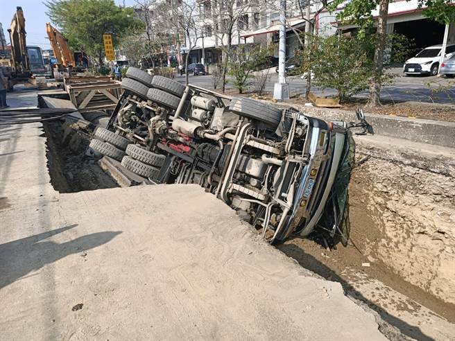 自来公司申请道路挖掘，芬园乡彰南路预拌混泥土车翻覆。（民眾提供／吴敏菁彰化传真）