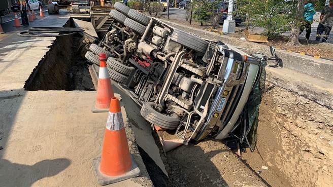 自来公司申请道路挖掘，芬园乡彰南路预拌混泥土车翻覆。（民眾提供／吴敏菁彰化传真）