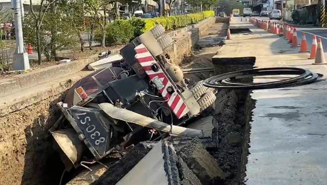 自来公司申请道路挖掘，芬园乡彰南路预拌混泥土车翻覆。（民眾提供／吴敏菁彰化传真）