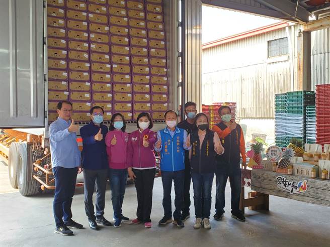 云林县府农业处长吴芳铭（左二）透过友人替云林凤梨争取到外销香港订单，今（18日）从古坑乡永兴果菜生产合作社封柜1680箱，县长张丽善（左四）亲自主持凤梨封柜仪式。（周丽兰摄）
