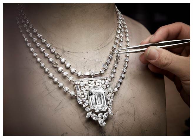 香奈儿以N°5香水瓶身发想设计「55.55项炼」，一颗颗梨形钻石就像是香水芳露，钻炼犹如飘散四溢的香氛。（CHANEL提供）