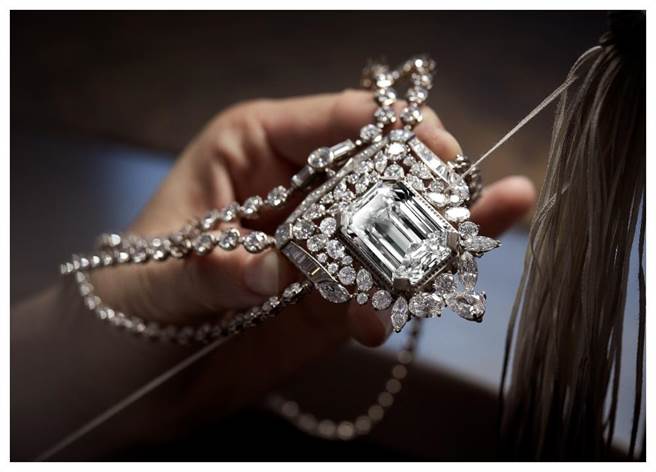 香奈儿「55.55项炼」的55.55克拉主石，是精算之下将裸石切出幸运数字的钻石。（CHANEL提供）