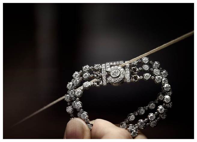 香奈儿「55.55项炼」处处藏有「5」的幸运数字。（CHANEL提供）