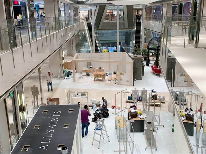 义享时尚广场3月20日将试营运，但目前仍在赶工中。（柯宗纬摄）