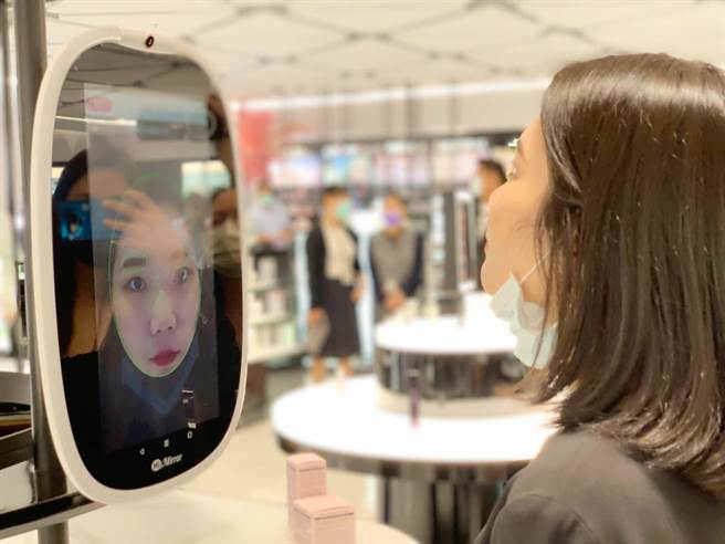 义享时尚广场3月20日将试营运，导入全台最新一站式购物专门店「iGlamour 爱‧迷人」，以超过 400 坪空间打造彩妆、保养、香氛、髮品及美妆小物五大专区。（柯宗纬摄）