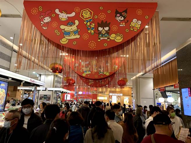 南霸天汉神巨蛋去年业绩141亿元，今年春节人潮络绎不绝。（柯宗纬摄）