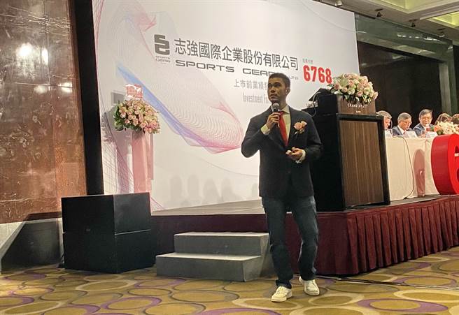 麦班达负责在今天上市前业绩发表会上，用简报说明公司未来前景。(黄及人摄)