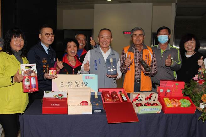 農業旅遊正夯，苗栗縣政府推出「苗栗春遊抽好禮」活動，18日苗栗縣長徐耀昌推薦休區特色與農產，邀請遊客到苗栗踏青。（何冠嫻攝）