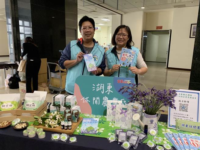 西湖鄉湖東休閒農業區迎來柚子花季，將推出春遊西湖活動，搭配低碳電動遊園車感受柚子山淡淡柚花香味。（何冠嫻攝）