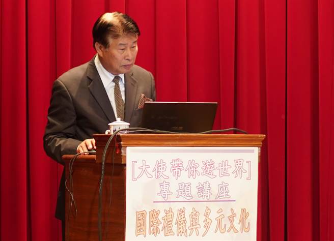 前外交部中部办事处处长万家兴，日前到明台高中，以「国际礼仪与多元文化」为题发表演说。（明台高中提供／黄国峰台中传真）