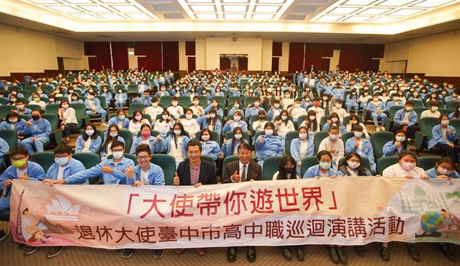 前外交部中部办事处处长万家兴，日前到明台高中，以「国际礼仪与多元文化」为题发表演说，师生们收穫满满。（明台高中提供／黄国峰台中传真）