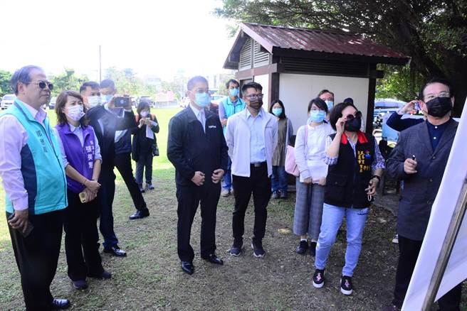 营建署城乡发展分署副分署长姚克勛简报，内政部长徐国勇、东办执行长洪宗楷、议员张美慧、当地里长徐靖萦一同听取简报。（王志伟摄）