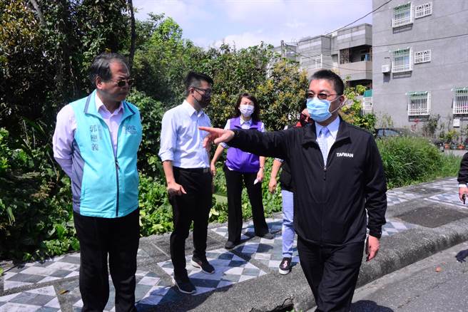 徐国勇到「美崙安居」401户社宅基地视察，了解周边社区、交通等状况。（王志伟摄）