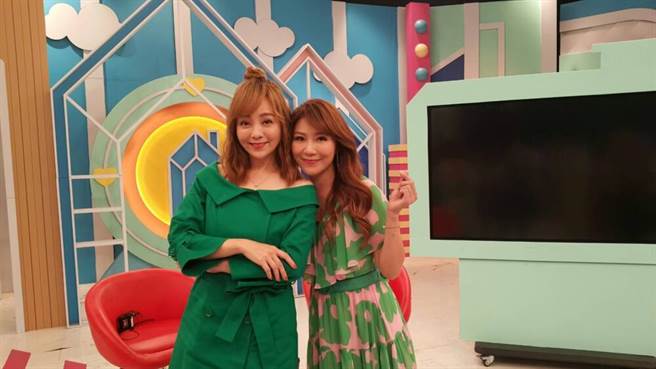 季芹（左）、佩甄谈亲子教养。（吴维书摄）