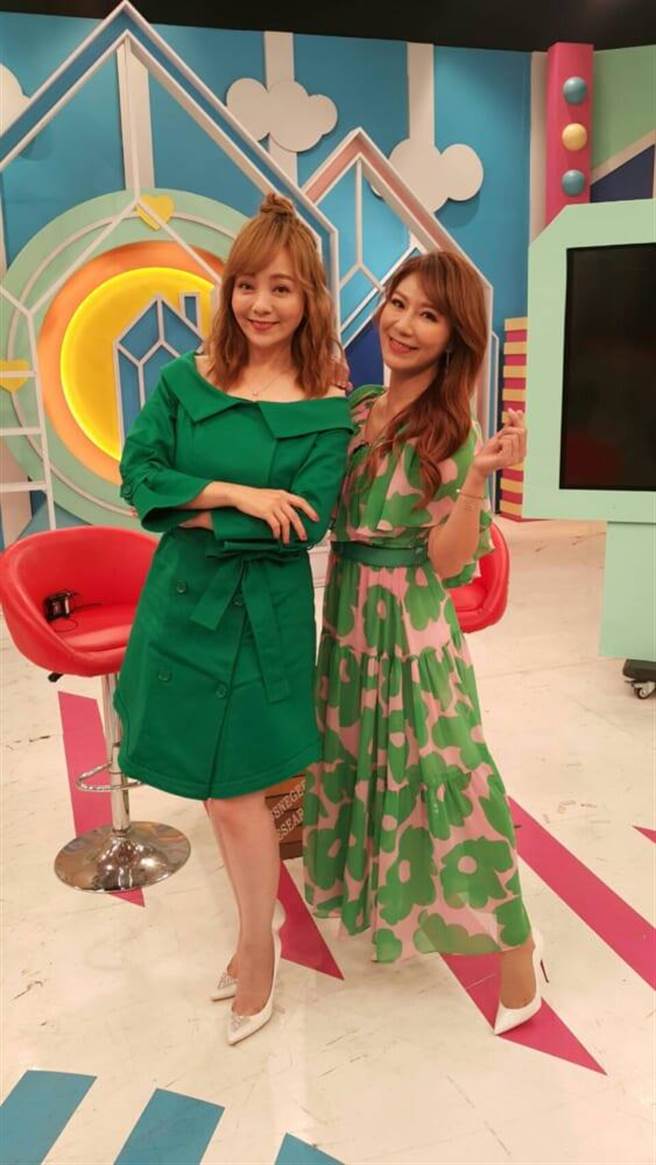 季芹（左）、佩甄谈亲子教养。（吴维书摄）