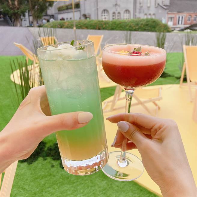 购买任一限量Blossoms系列新品100ml香水即可获得「热带岛屿花园特调饮品」。（邱映慈摄）