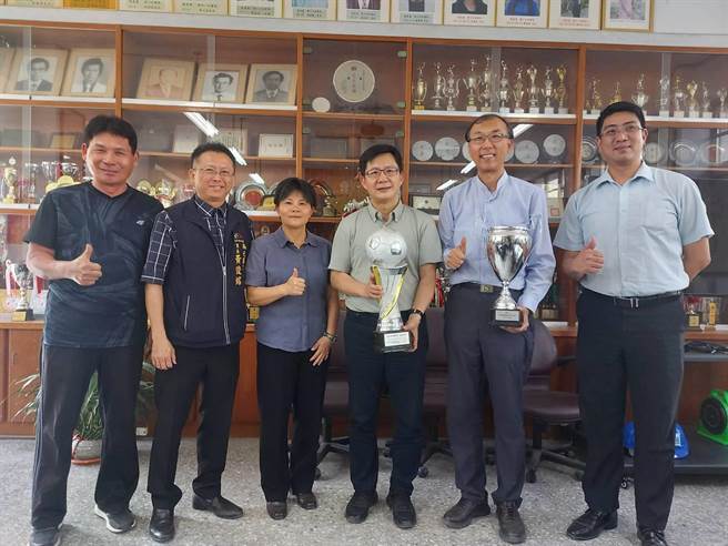 台中基層學校足球在各級比賽中，紛紛取得亮眼成績，取得代表台灣爭取國際佳績。（立委張廖萬堅服務處提供）