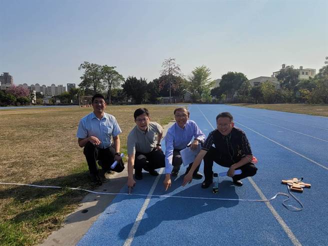 立委張廖萬堅多次召集相關單位研商解決，希望爭取中央補助改善足球訓練場地，預計兩校可望各爭取近千萬的補助。（立委張廖萬堅服務處提供）