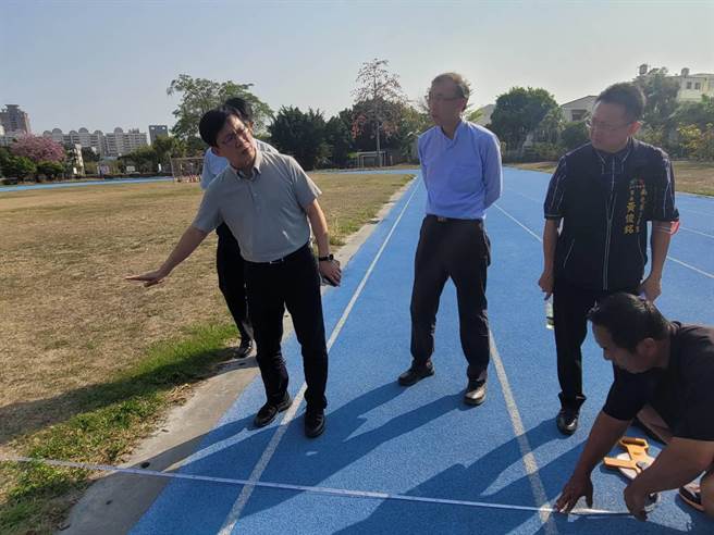 立委張廖萬堅多次召集相關單位研商解決，希望爭取中央補助改善足球訓練場地，預計兩校可望各爭取近千萬的補助。（立委張廖萬堅服務處提供）