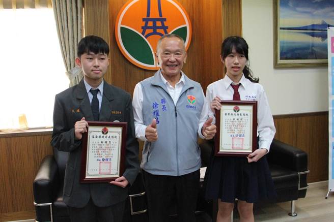 三义高中学生吴耀忠（左一）、竹南高中学生黄敏瑄（右一）荣获保德信第21届青少年志工菁英奖，18日苗栗县长徐耀昌接见表扬。（何冠娴摄）